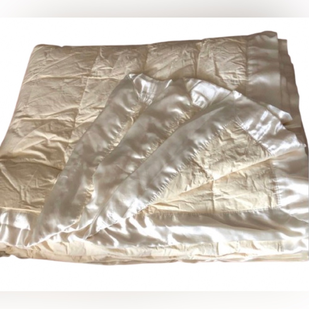 KING SIZE BLANKET WITH SATIN TRIM • CREAM
